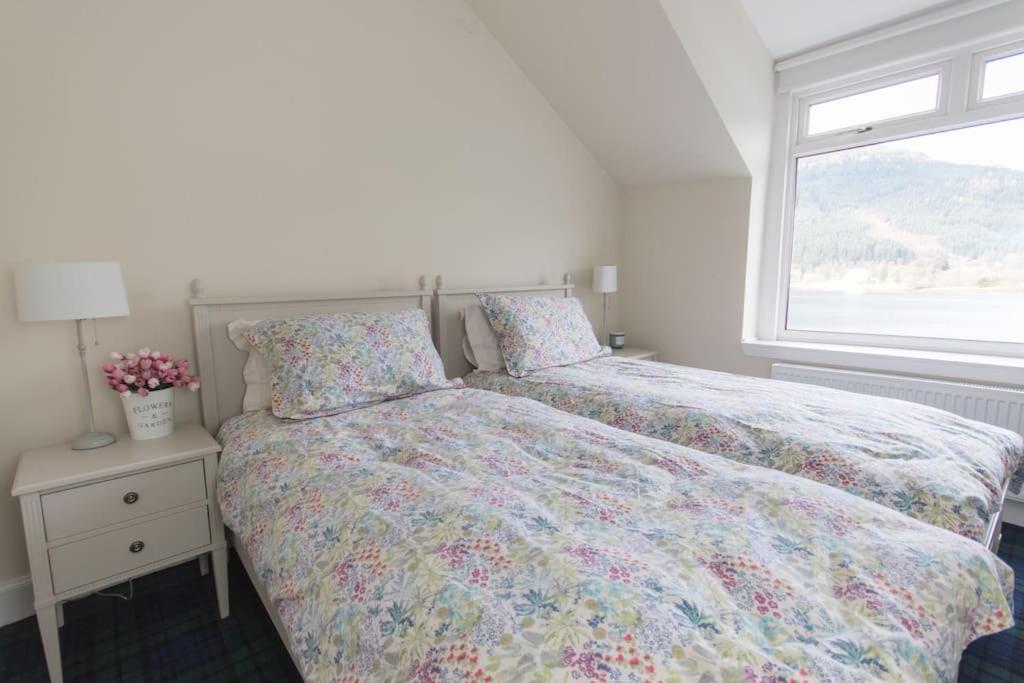 Rossmay House - 4 Bedroom Scottish Villa With Waterfront / Mountain Views Arrochar Bagian luar foto