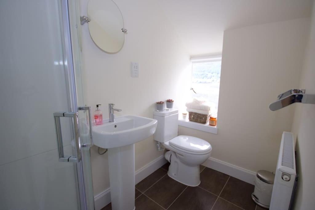 Rossmay House - 4 Bedroom Scottish Villa With Waterfront / Mountain Views Arrochar Bagian luar foto
