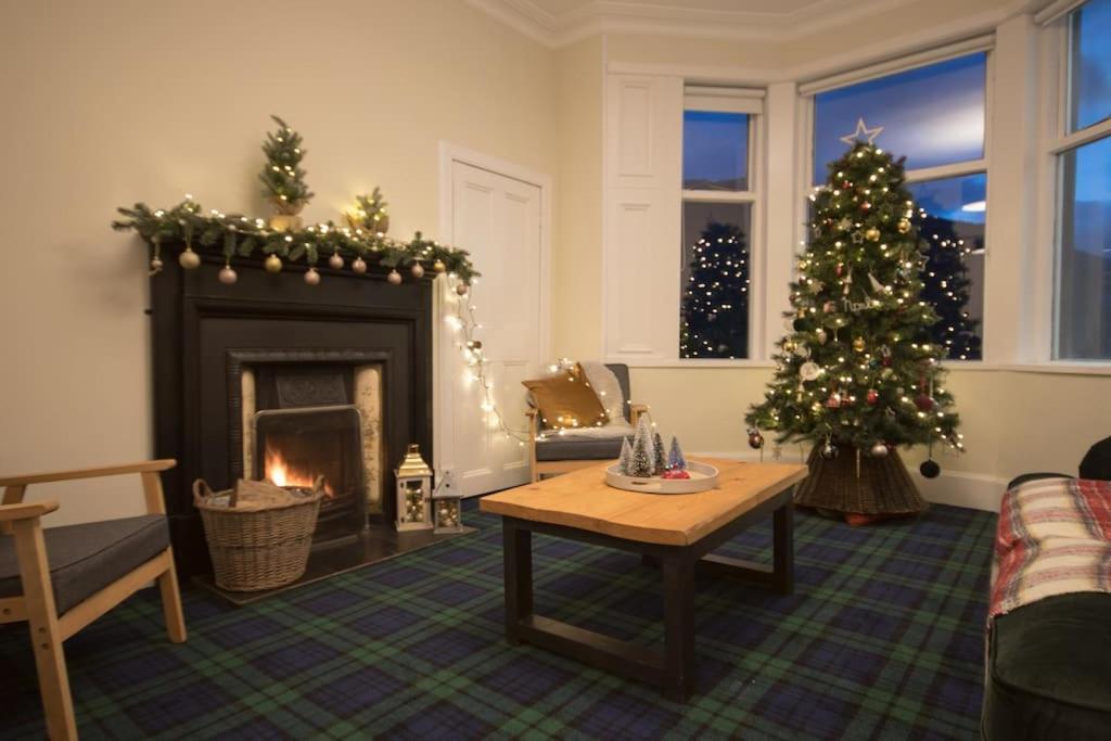 Rossmay House - 4 Bedroom Scottish Villa With Waterfront / Mountain Views Arrochar Bagian luar foto