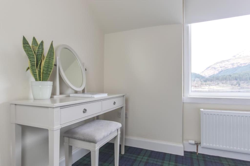 Rossmay House - 4 Bedroom Scottish Villa With Waterfront / Mountain Views Arrochar Bagian luar foto