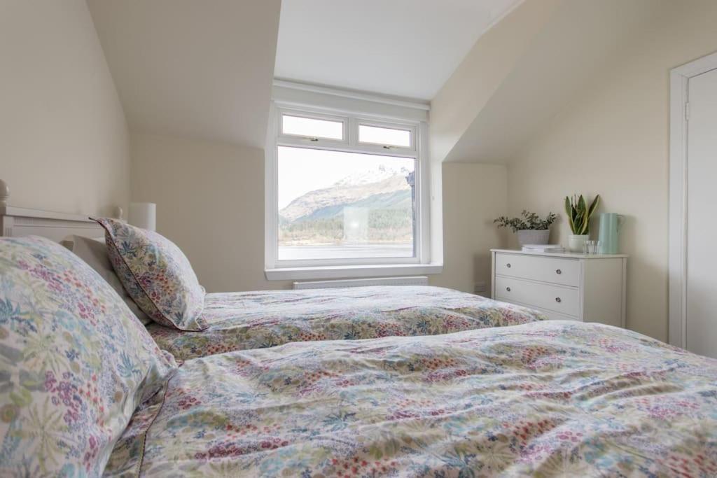 Rossmay House - 4 Bedroom Scottish Villa With Waterfront / Mountain Views Arrochar Bagian luar foto