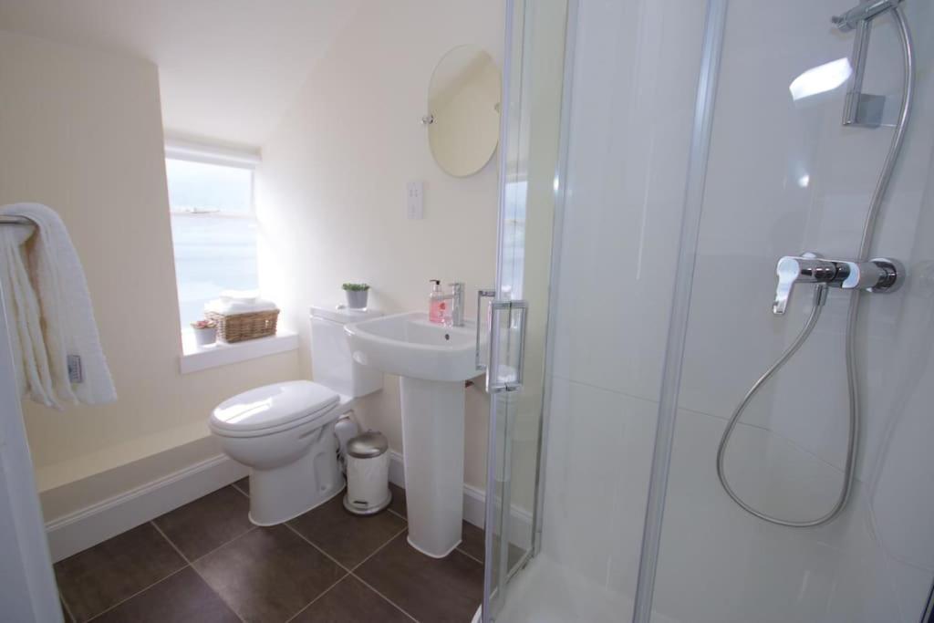 Rossmay House - 4 Bedroom Scottish Villa With Waterfront / Mountain Views Arrochar Bagian luar foto