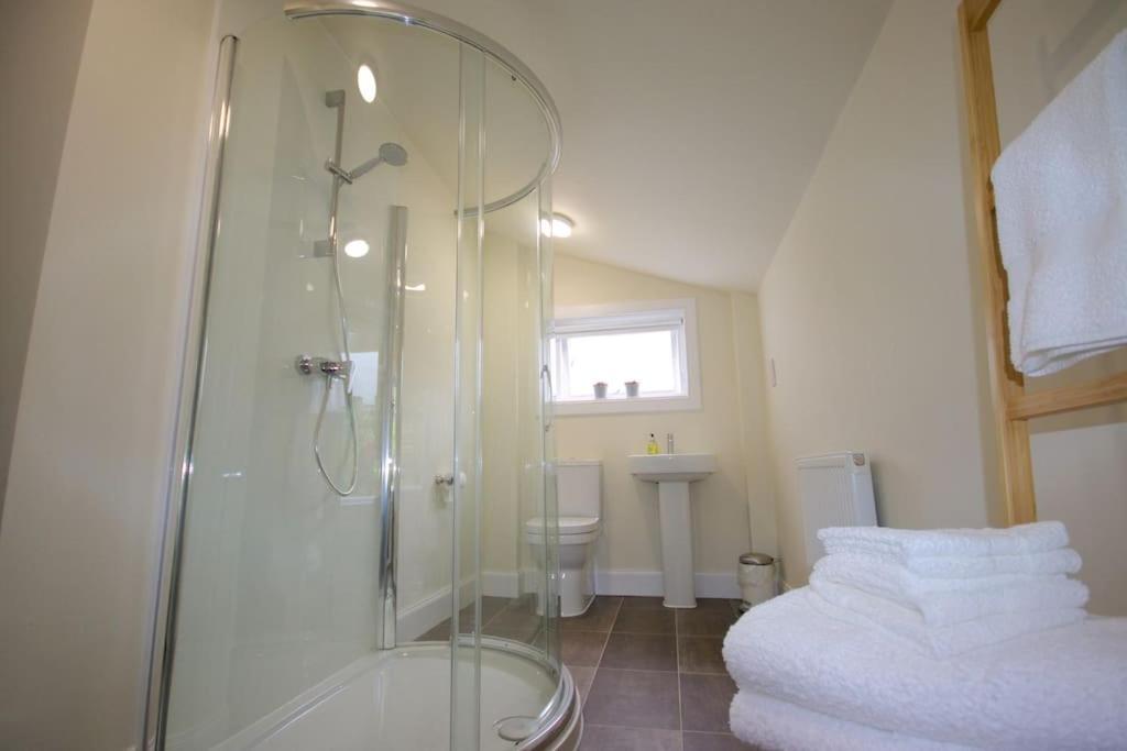 Rossmay House - 4 Bedroom Scottish Villa With Waterfront / Mountain Views Arrochar Bagian luar foto